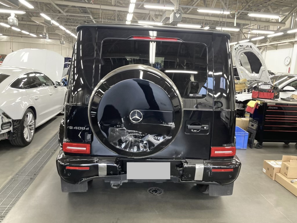 Mercedes-Benz G-Class（W463） トランクの事故ダメージ（施工前）