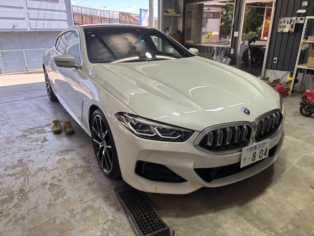BMW 8 Series（G16） フロントバンパーの施工写真1