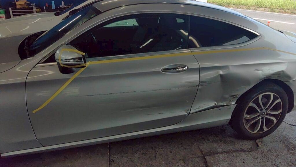 Mercedes-Benz C-Class（W205） クォーターパネルの凹み（へこみ）（施工前）