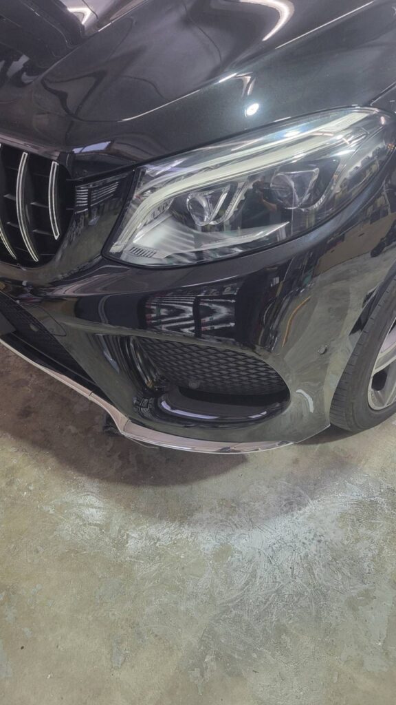 Mercedes-Benz ML（W166） フロントバンパーの擦り傷・こすり傷（施工前）