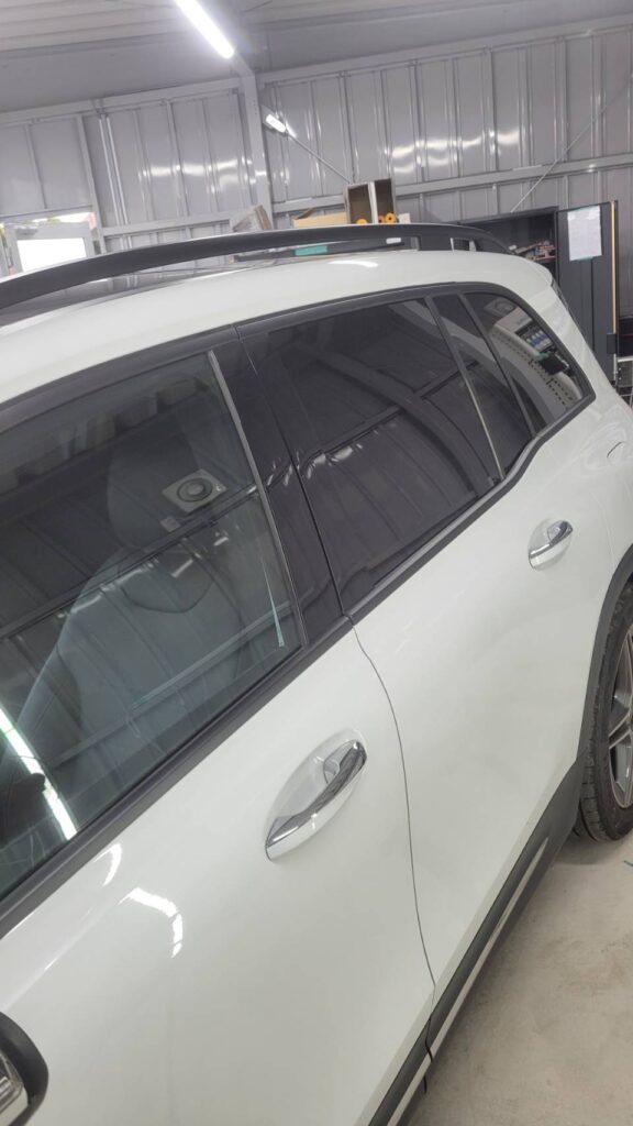 Mercedes-Benz GLB（X247） メッキモールの施工写真6