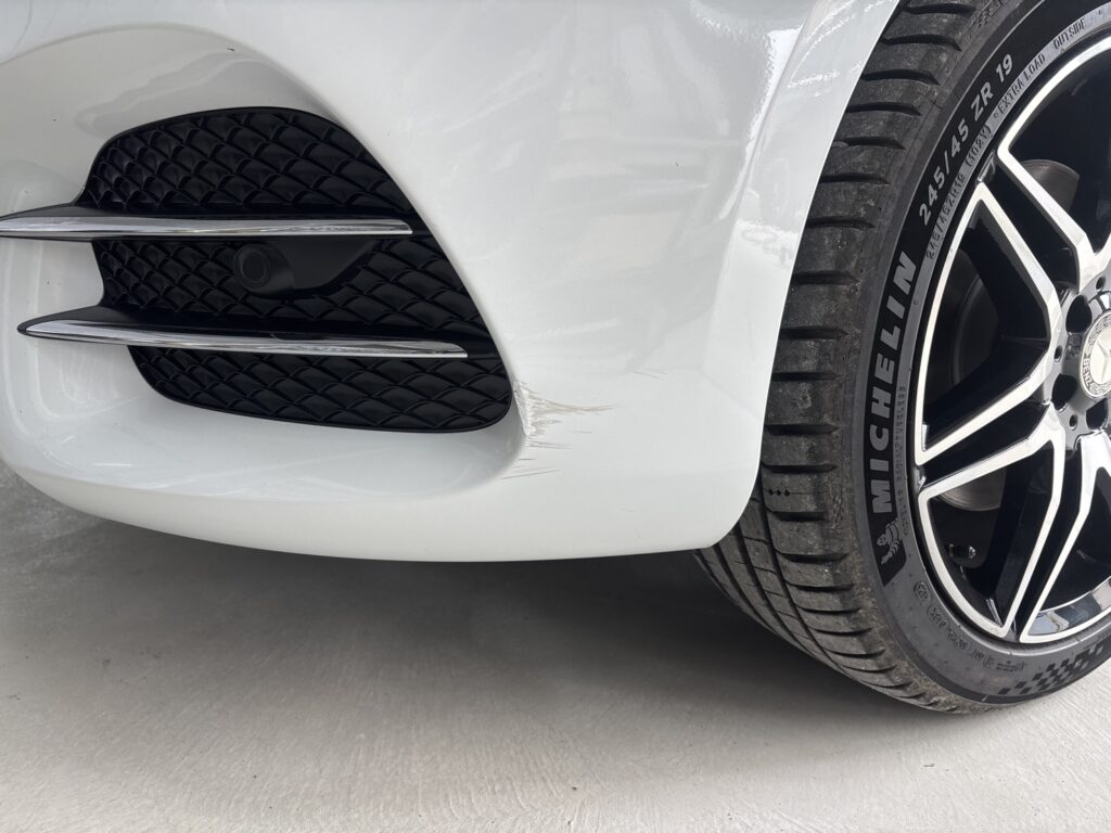 Mercedes-Benz V-Class（W447） フロントバンパーの擦り傷・こすり傷（施工前）